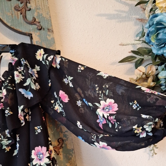 Divided Floral ON/Off ShoulderBlouse in BlK/Pink. Size SMALL - Picture 5 of 8